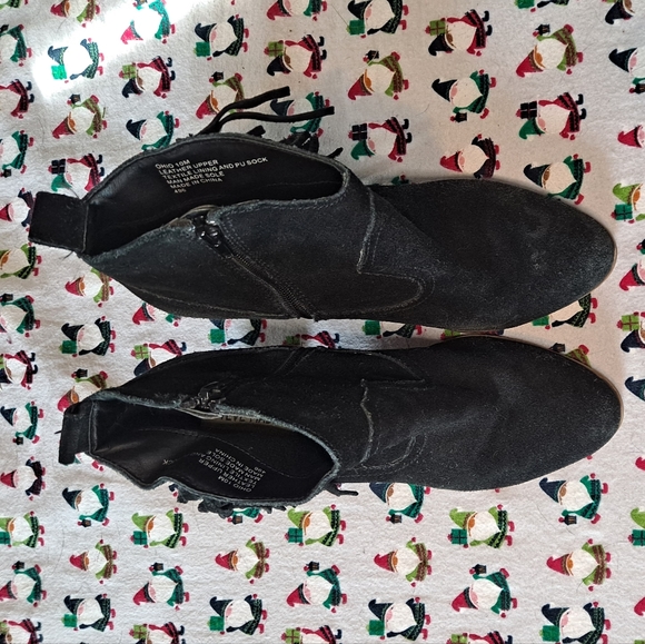 Stylish distressed black suede Steve Madden fringe booties, 10 - Picture 5 of 12